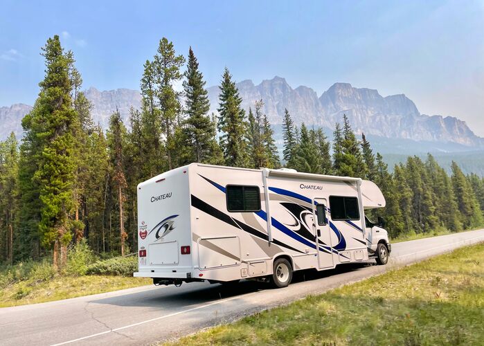 Truck Camper CXLarge Fraserway fährt in Banff über die Castle Mountains